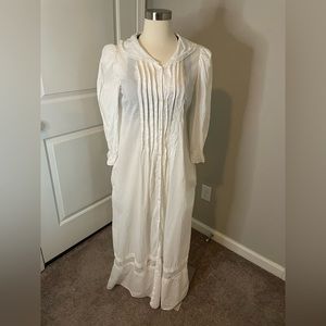 Nightgown long white with pockets